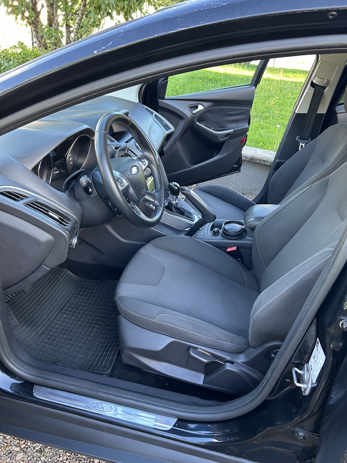 Intérieur voiture propre après shampouinage professionnel - CleanSoluce